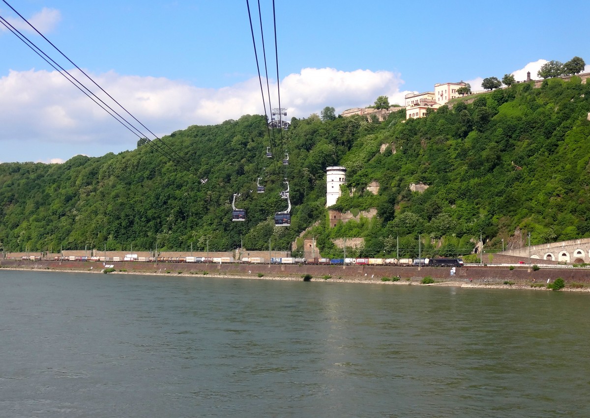 Während unsere Seilbahn in wenigen Sekunden wieder die Anlegestelle am Deutschen Eck in Koblenz erreichte, konnte in der letzten Sekunde noch ein Bild von 189 280 mit einem Klv gemacht werden. 
Das deutsche Eck befindet sich auf der linken Rheinseite, die 189 280 mit ihrem Klv also dann auf der rechten. Aufgenommen am 21.05.15.
