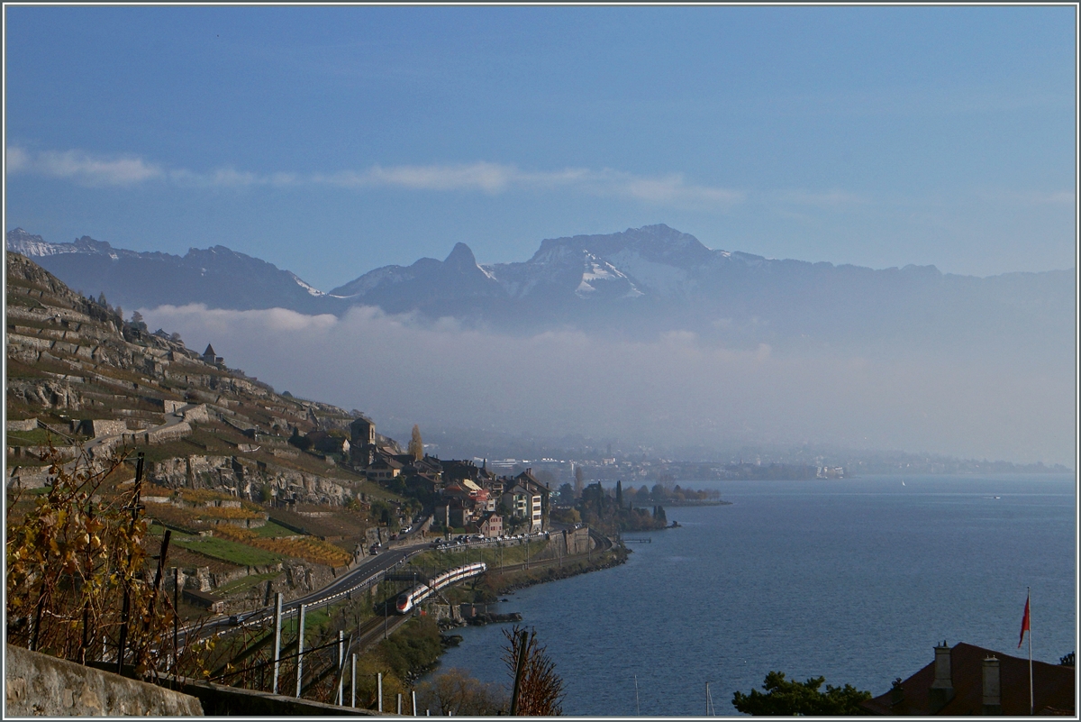 Während unten am See der SBB ETR 610 als EC 32 von Milano nach Genève unterwegs ist verdichtet sich im Hintergrund der Nebel über der Riviera. Trotzdem lassen sich im Hintergrund der Dent de Jaman und die Rochers de Naye erkennen.
22. Nov. 2014