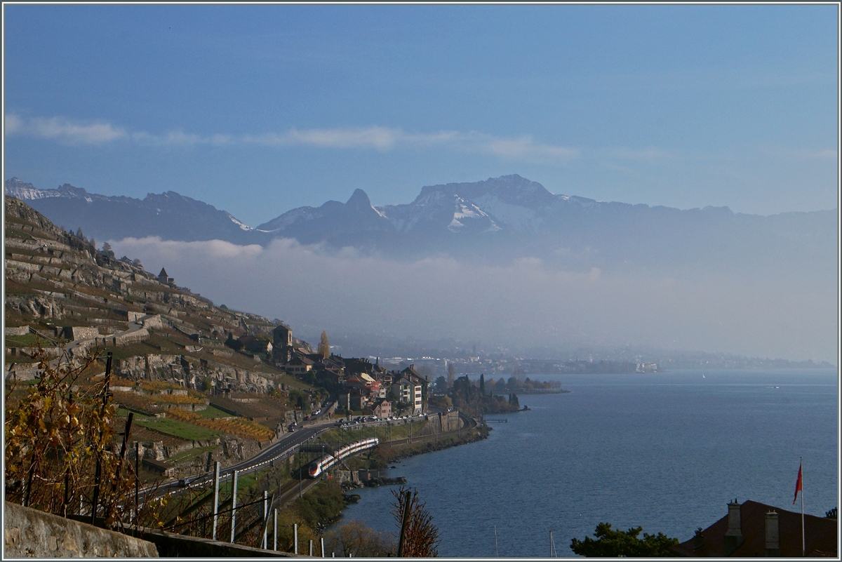 Während unten am See der SBB ETR 610 als EC 32 von Milano nach Genève unterwegs ist verdichtet sich im Hintergrund der Nebel über der Riviera. Trotzdem lassen sich im Hintergrund der Dent de Jaman und die Rochers de Naye erkennen.
22. Nov. 2014