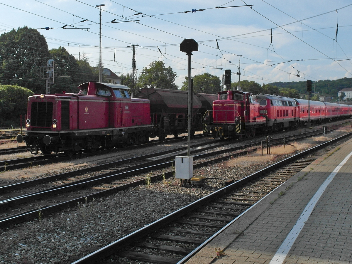 Während V100 1200 (92 80 1211 200-1 D-DGEGW) auf freie Fahrt Richtung Biberach (Riß) wartet schiebt 363 207 den kurz zuvor angekommenen IRE aus Lindau zur Abstellung (Ulm Hbf, 25.05.2015).