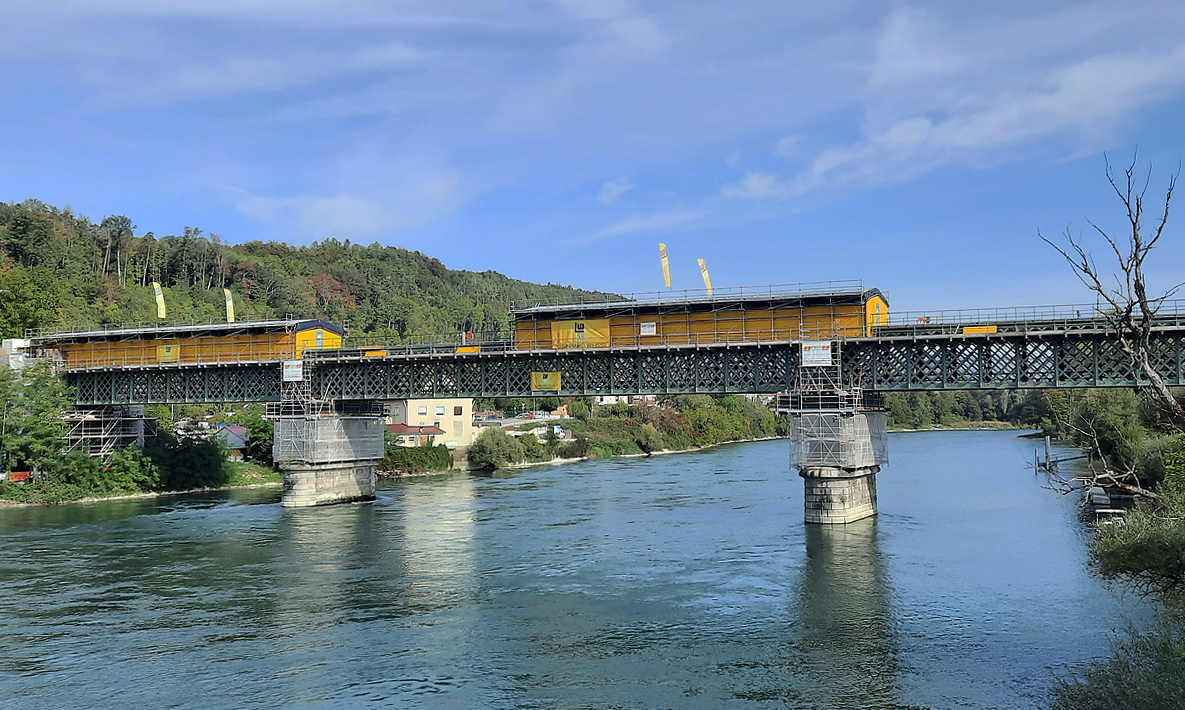 Während vielen Monaten (bis Dez. 2023) ist die Strecke Koblenz - Waldshut für den Schienenverkehr gesperrt. Die Rheinbrücke muss aus Altersgründen instandgesetzt werden. Die Fahrgäste werden mit Bussen befördert. Das Foto entstand von der Strassenbrücke aus. Koblenz, 6.10.2023
