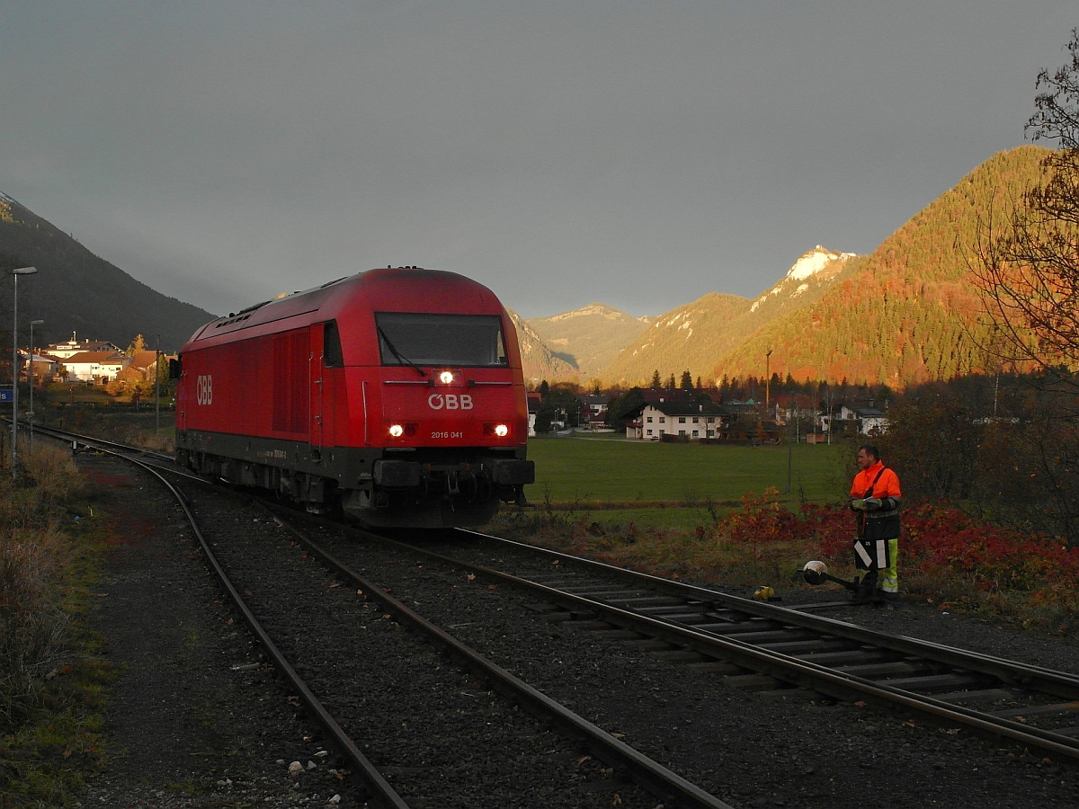 Während das Vilstal am 11.11.2014 noch im morgendlichen Schatten liegt, setzt im Bahnhof Vils 2016 041 um, damit sie mit dem zuvor zusammengestellten Güterzug in Richtung Reutte in Tirol fahren kann. Standort für die Aufnahme war das Bahnsteigende.