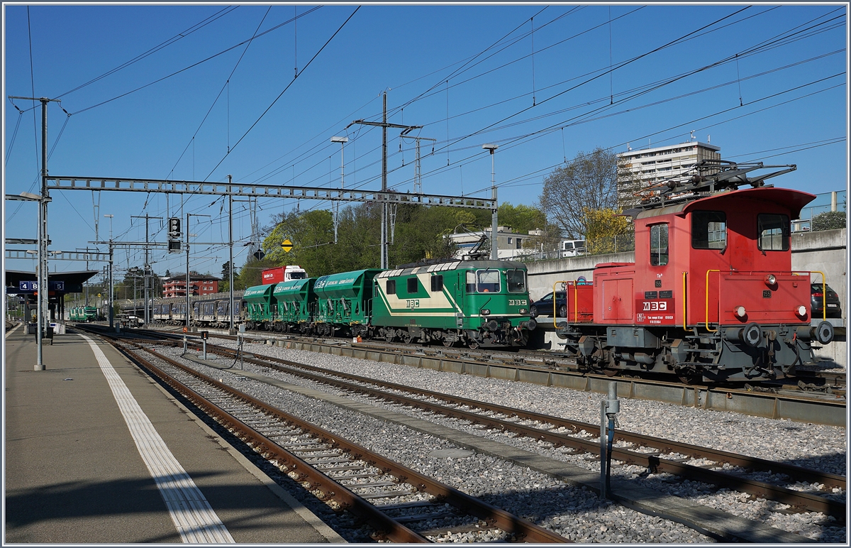 Während im Vordergrund der Te III 155 pausiert, schiebt die BAM  MBC Re 4/4 II (UIC 91 85 4420 506-8 CH-MBC) ihren Güterzug von Gland nach Apples in Morges auf die Rollbockanlage. Im Hintergrund warten bereits die beiden Ge 4/4 21 und 22 auf den Zug.
19. April 2018
