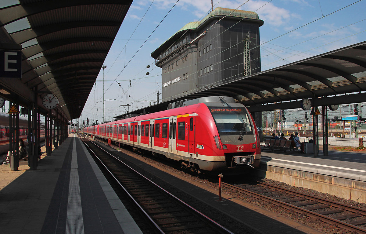 Während der Wartezeit auf unseren Zug kamen am 15.07.2018 430 111 und zwei weitere Triebwagen in den Hauptbahnhof von Frankfurt (Main) eingefahren.