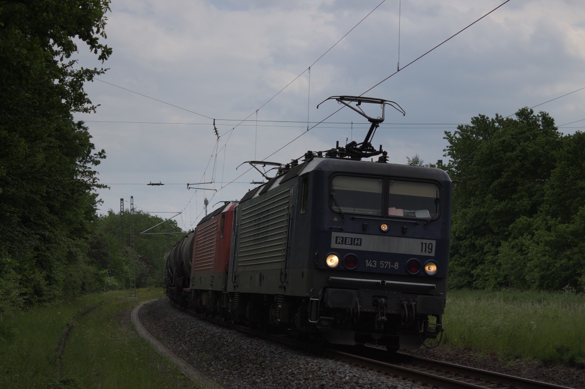 Während das Wetter langsam nachgab, konnte 143 571 zusammen mit dem Neuzugang aus Cottbus (143 567) mit dem rund 10 Stunden verspäteten Kesselzug aus Neustadt an der Donau aufgenommen werden. 
Angefertigt am 28.05.15 bei Kerzell an der NSS. 