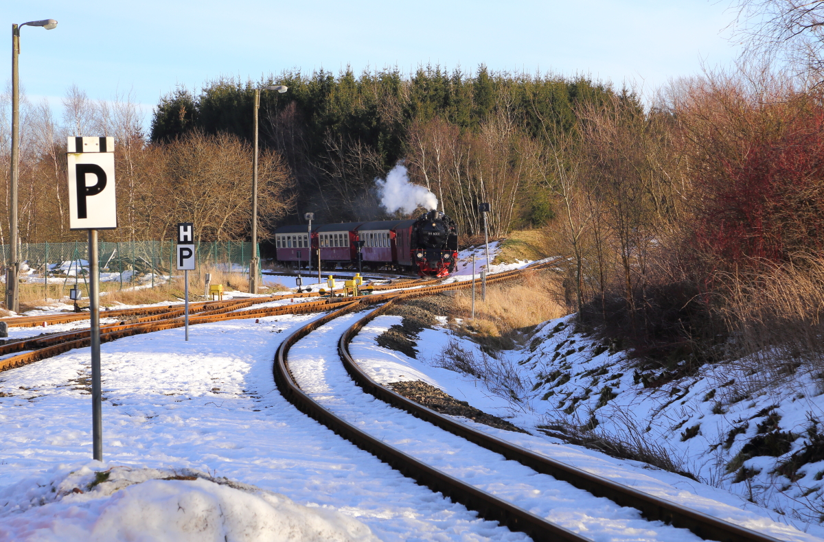 Während wir Fahrgäste des IG HSB-Sonder-PmG`s am Nachmittag des 14.02.2015 im Bahnhof Stiege auf die Weiterfahrt nach Gernrode warten, kommt jetzt 99 6001 mit P8965 um die Kurve. Unterwegs ist der aus Gernrode kommende Zug in Richtung Hasselfelde.