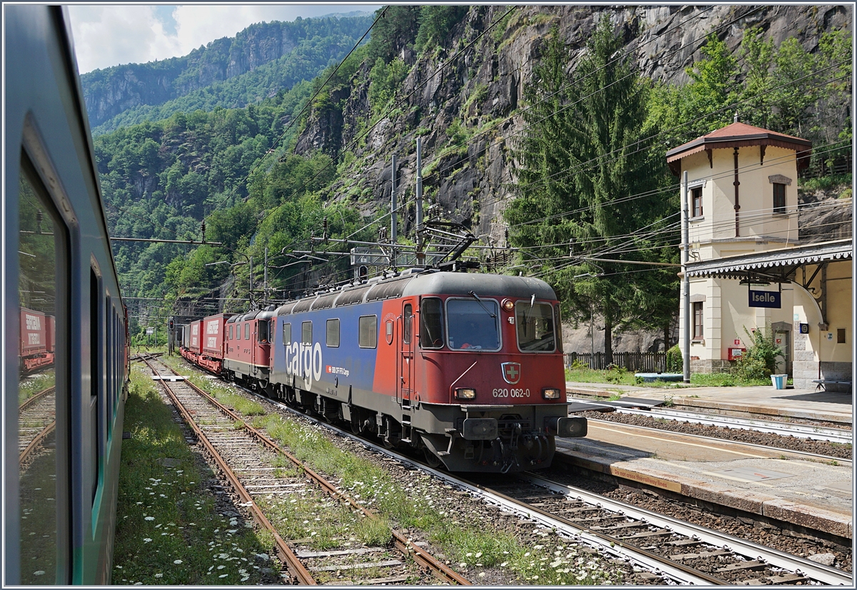 Während wir in Iselle di Trasquera im Autoreisezug auf die baldige Abfahrt Richtung Norden warten kommt  aus der Gegenrichtung die SBB RE 620 062-0  und eine Re 4/4 II bzw III mit einem Güterzug entgegen. 
22. Juli 2017