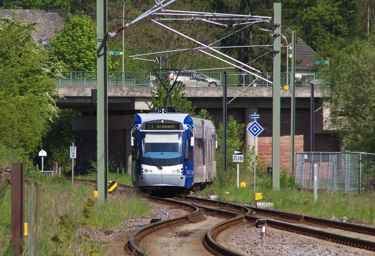 Während zu Zeiten der Deutschen Bundesbahn die Züge aus dem Köllertal (Strecke 3291) den Bahnhof Lebach noch kreuzungsfrei erreichen und verlassen konnten, muss die Saarbahn zu Zeiten der modernen DB AG zuerst die Strecke aus Wemmetsweiler (3274) kreuzen, um in den Rest des Bahnhofs Lebach einfahren zu können! Bombardier Flexity Link Tw 1013 am 08.05.2016