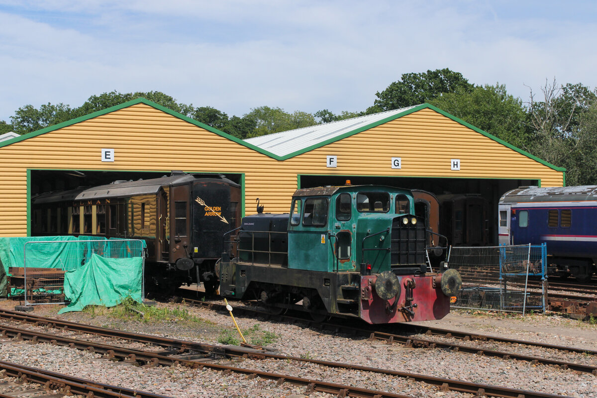 W�hrend der Zug aus Sheffield Park in Horsted Keynes einf�hrt konnte ich aus dem offenen Zugfenster Sentinel Diesel Shunter No. 10241 fotografieren. Von den Ehrenamtlichen die Lokomotive auch liebevoll  Skippy  genannt.  Skippy  wird haupts�chlich f�r das Rangieren von Wagen in Horsted Keynes verwendet. (07.07.2026)