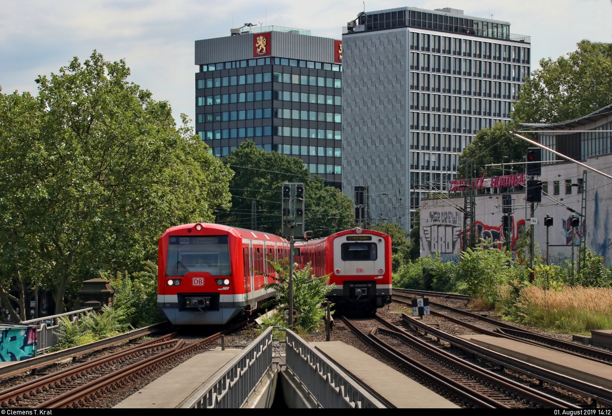 Während zwei 472 der S-Bahn Hamburg als S21 von Hamburg Elbgaustraße nach Hamburg-Bergedorf den Hp Hamburg Dammtor auf der Hamburg-Altonaer Verbindungsbahn (KBS 137.1) verlassen, erreichen zwei 474 als S31 von Hamburg-Harburg Rathaus nach Pinneberg das Gleis 1.
Aufgenommen am Ende des Bahnsteigs 1/2.
[1.8.2019 | 14:12 Uhr]