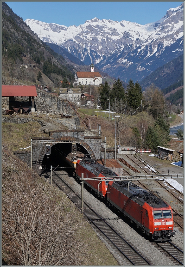Während zwei DB 185 bei Wassen Richtung Süden fahrned mit ihrem Güterzug Richtung Norden unterwegs sind, zeigt sich im Hintergrund die berühmte Kirche von Wassen, welche der Gotthard Reisede dreimal zu sehen bekommt.
17. März 2016