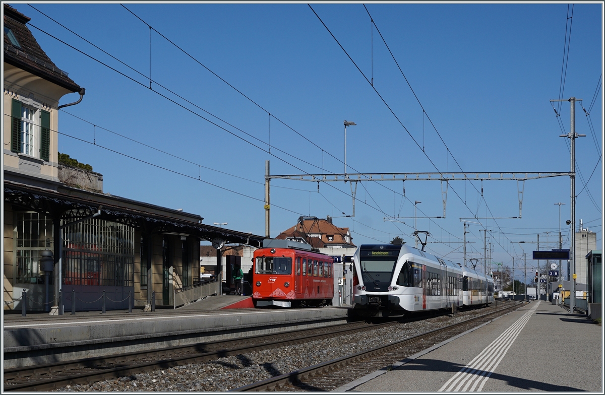 Während zwei SBB THURBO GTW RABe 526 AM Bahnsteig in Rheineck stehen (bzw. Rheineck verlassen),  steht AUF dem Bahnsteig der AB RhW BDeh 1/2 nach Walzenhausen. 

23. März 2021
