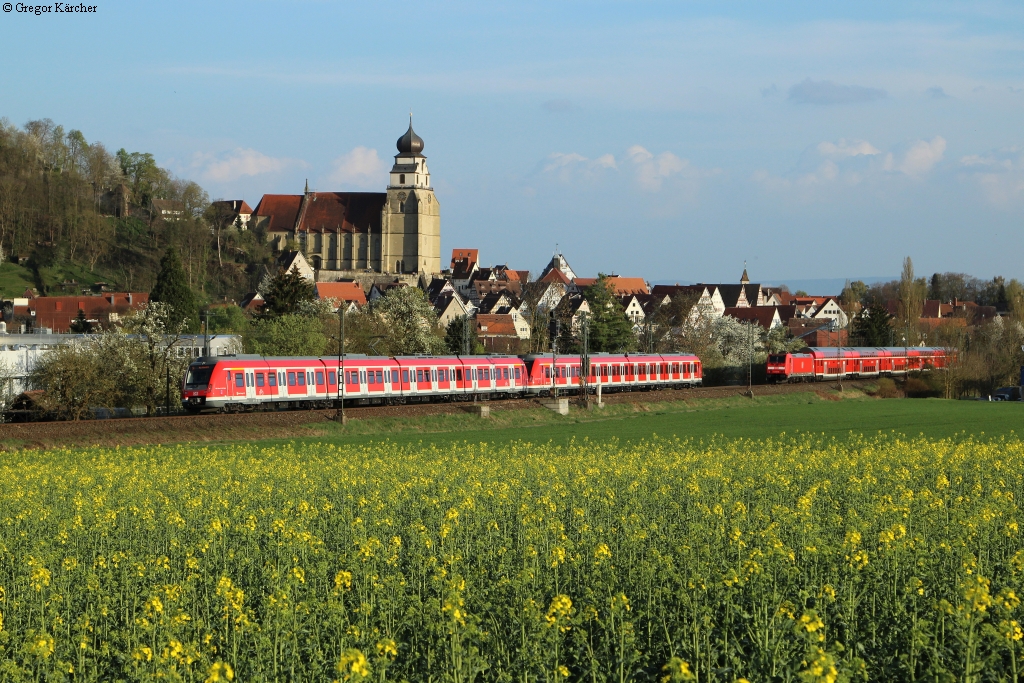 Während zwei Triebwagen der Baureihe 430 als S1 gerade Herrenberg verlassen, fährt rechts die 146 211-8 mit dem RE 19047 Stuttgart-Singen in Herrenberg ein. Aufgenommen am 06.04.2014