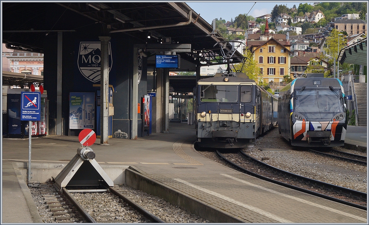 Während von Zweisimmen der vom MOB  Lenkerpendel  geführte Regionalzug 2209 in Montreux eingetroffen ist, wartet die MOB GDe 4/4 6004 Interlaken  mit dem PE 2118 auf die Abfahrt nach Zweisimmen.
Links im Bild, ein Schild, welcher auf den doch etwas bedenklichen Zustand der heutigen Gesellschaft aufmerksam macht.

26. April 2020