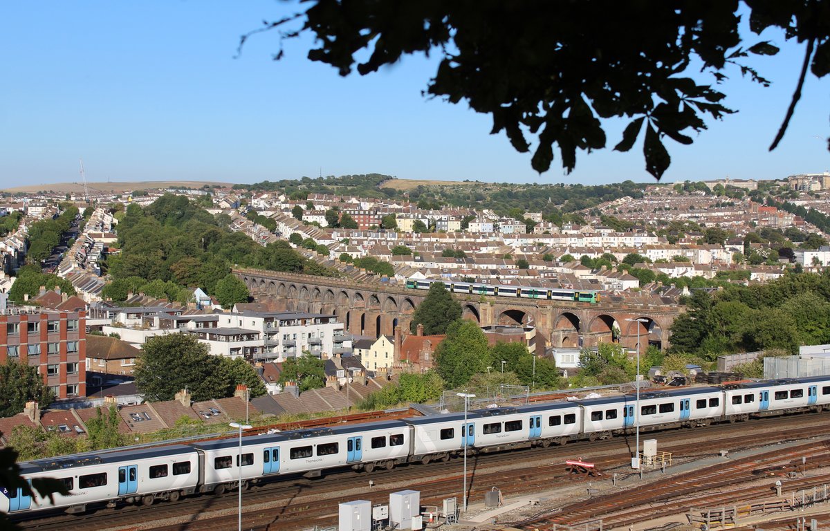 Währenddem ein Thameslink Class 700 im Vordergrund in Richtung Bahnhof Brighton fährt, durchquert ein Class 377 als Southern Brighton - Eastbourne am 3. August 2018 den London Road Viadukt in Brighton.
