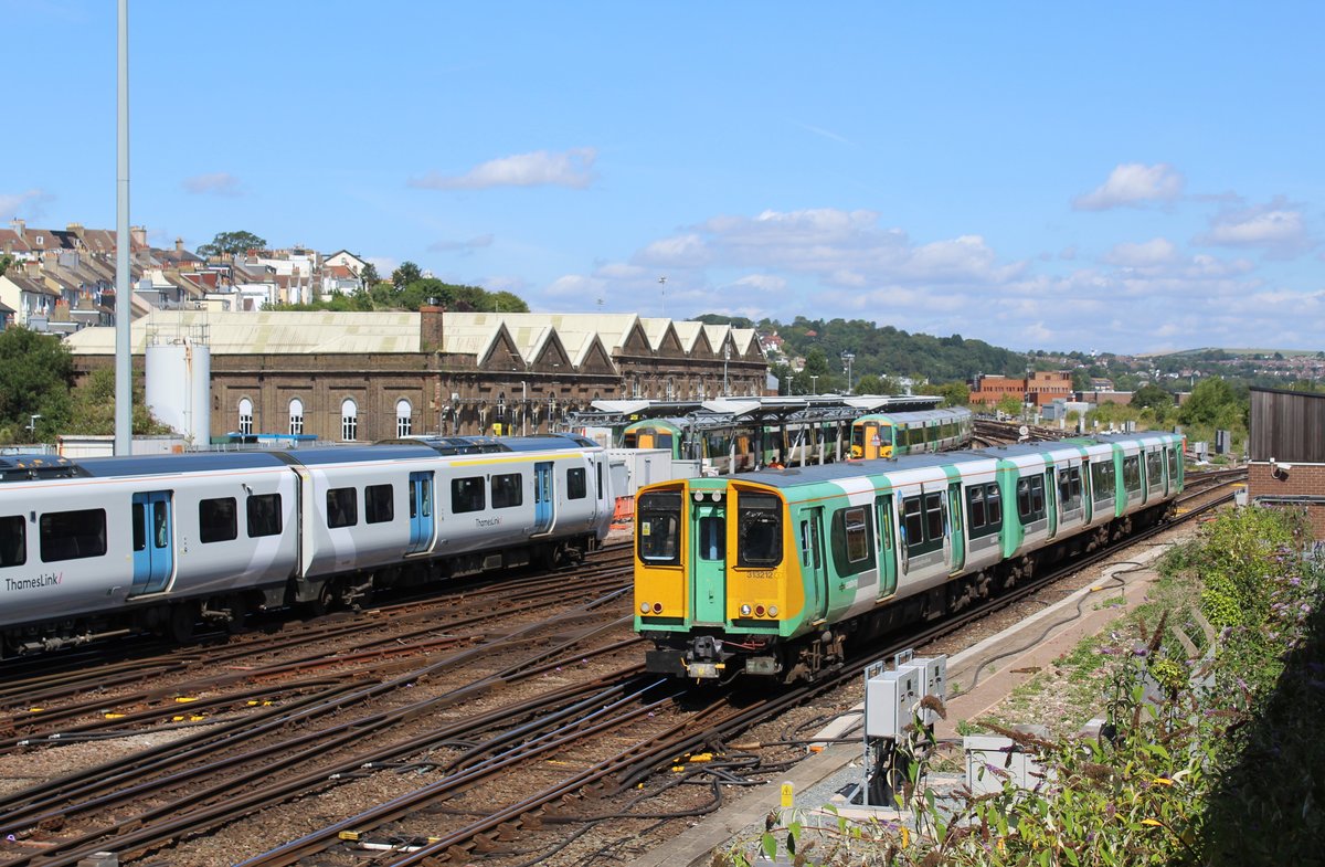 Währenddem links ein Thameslink Class 700 bei Abfahrt befindet, kommt der Class 313 212 als Southern von Lewes - Brighton, in Brighton an.

Aufnahme vom 1. August 2018