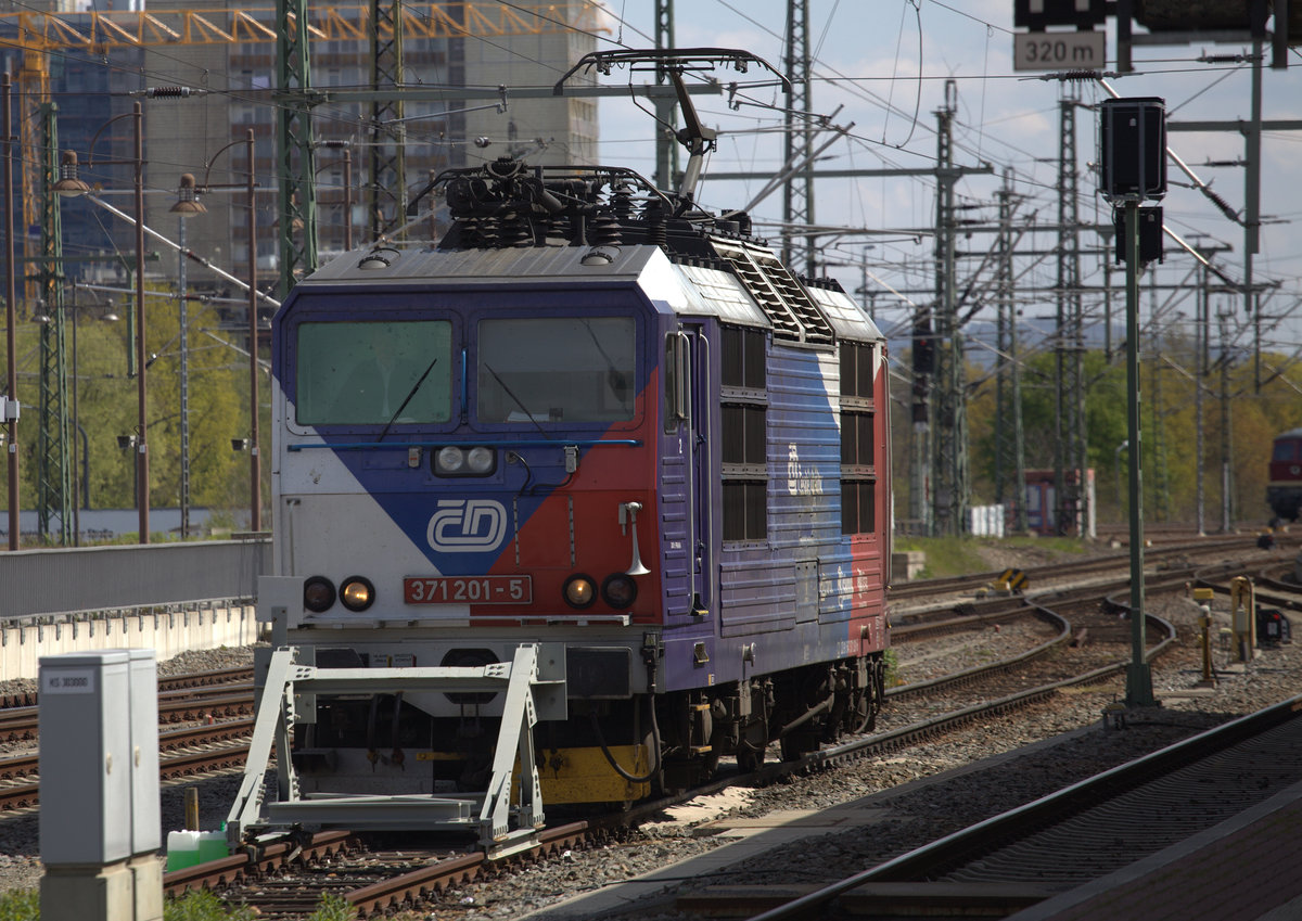 Währendessen 371 201-5 in auffälliger Farbgebung auf das Abstellgleis fährt, wartet der Fotograf auf den verspäteten EC nach Prag. 29.04.2016 13:03 Uhr.