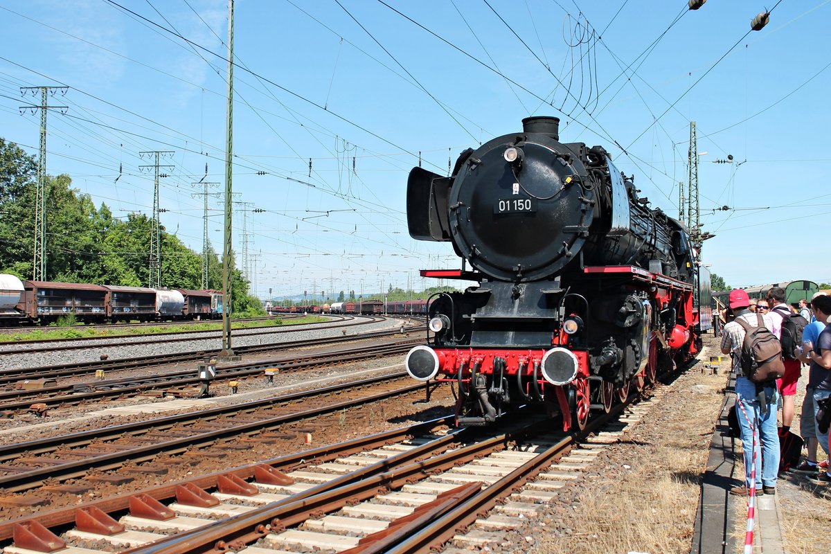 Wärend dem Sommesfestes am 14.06.2015 vom DB Museum in Koblenz Lützel, wurde die 01 150 für Führerstandsmitfahrten genutzt.