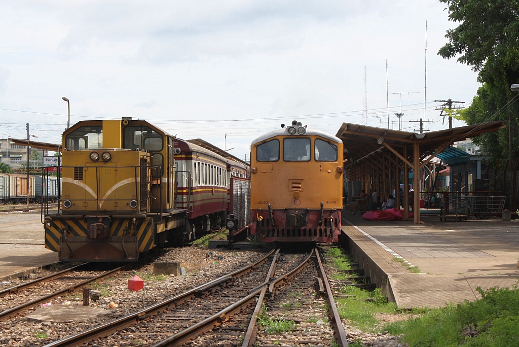 W�rend die GEK 4040 (Co'Co', de, General Electric, Bj.1963, Fab.Nr. 34889) mit dem ORD 445 (Chumphon-Hat Yai Jc.) am 19.Mai 2013 im Bf. Surat Thani am Hausbahnsteig auf die Weiterfahrt wartet, h�lt die HAS 75 (C, dh, Henschel, Bauj.1985, Fab.Nr.32845) am Mittelbahnsteig eine Verschubpause.