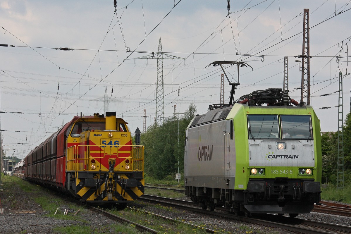 Wrend links EH 546 auf Weiterfahrt ins Kalkwerk nach Flandersbach wartet berholt rechts Captrain/ITL 185 543 als Tfzf 93223 Duisburg-Ruhrort Hafen - Saarbrcken Rbf Nord (Sdl).
Aufgenommen am 25.5.13.