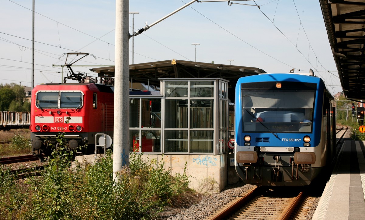 Wärendessen der Fotograf auf den verspäteten RE nach Dresden Hbf wartet, wartet  143 093 -3 auf die Rückfahrt nach Zwickau und FEG 650 057 auf die Rückfahrt nach Holzau.
28.09.2014 12:21 Uhr.