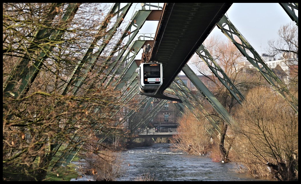 Wagen 02 der Wuppertaler Schwebebahn entfernt sich hier am 10.1.2022 von der Wendehaltestelle Oberbarmen in Richtung Vohwinkel.