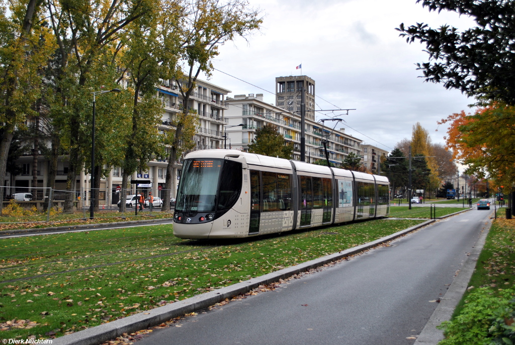 Wagen 020 fährt am 12.11.2018 als Linie B nach Pré Fleuri. Hier zu sehen bei der Ausfahrt aus der Haltestelle St Roch.