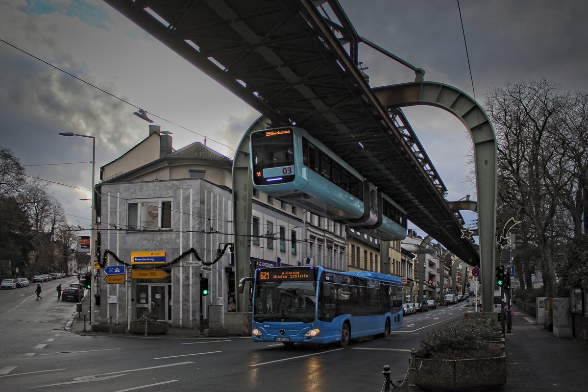 Wagen 03 der WSW verlsst fast zeitgleich mit einem Bus der Linie 621 die Haltestelle Vohwinkel Schwebebahn (13.12.2020) 