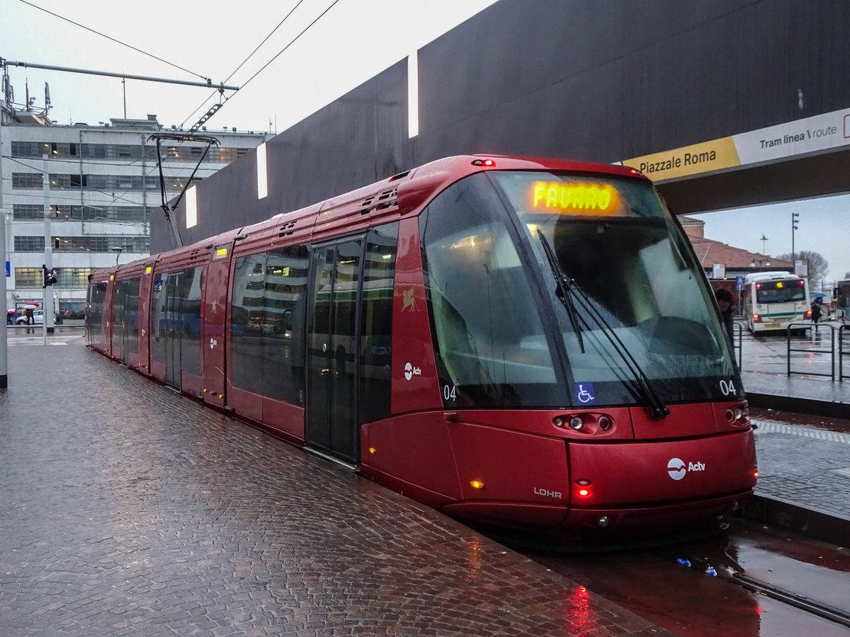 Wagen 04 der Straßenbahn Venedig an der Endhaltestelle Piazzale Roma, 18.03.2018.