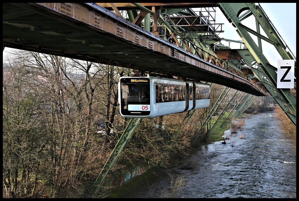 Wagen 05 der neuesten Fahrzeug Generation der Wuppertaler Schwebebahn ist hier am 10.01.2022 hoch über der Wupper in Wuppertal Oberbarmen zur dortigen Wende bzw. Endhaltestelle unterwegs.