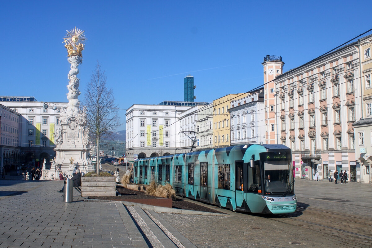 Wagen 068 der LinzAG fährt auf der Linie 2 nach Solarcity beim Hauptplatz. 

10.2.2022 13:11, 1/500 F8.0 Iso 100 24mm 