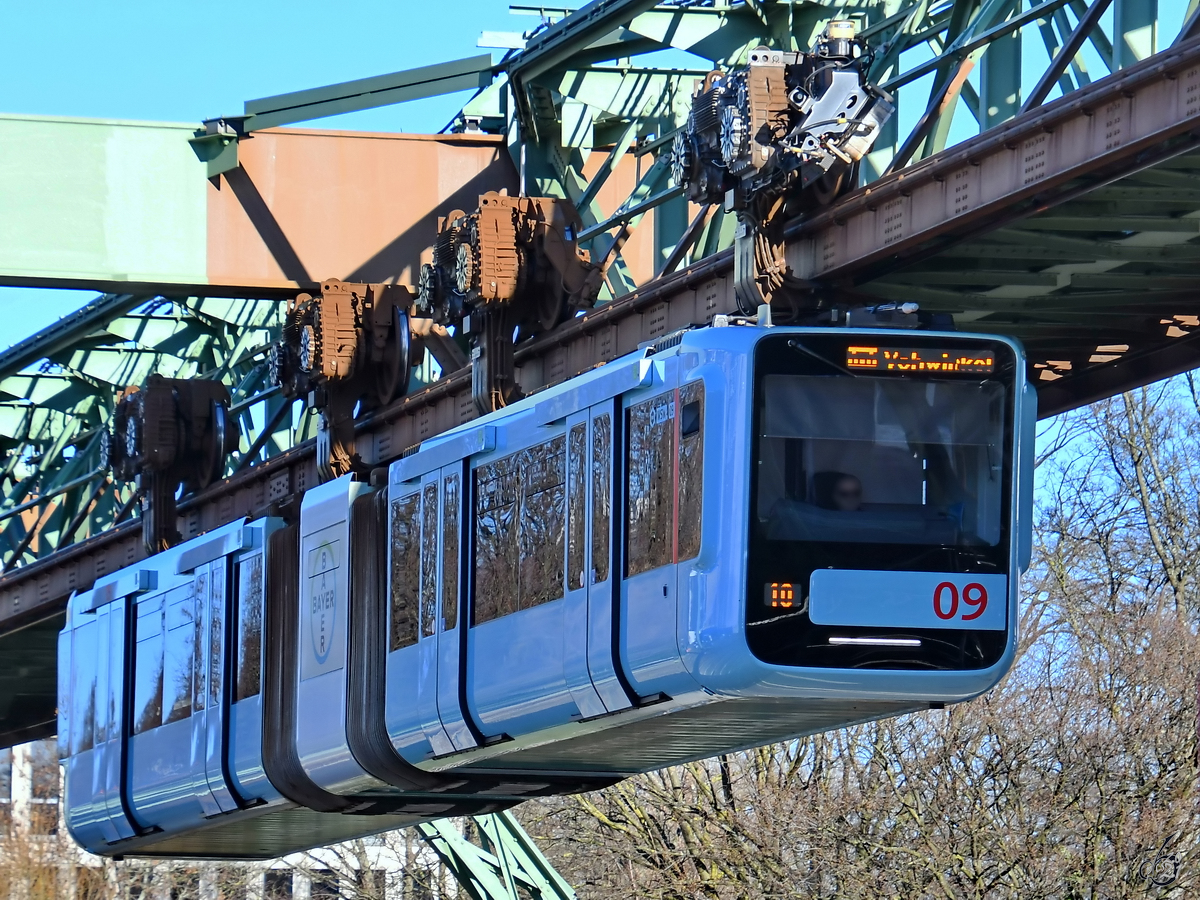 Wagen 09 mit Bayer-Werbung der aktuell nur am Wochenende verkehrenden Wuppertaler Schwebebahn. (Februar 2021)
