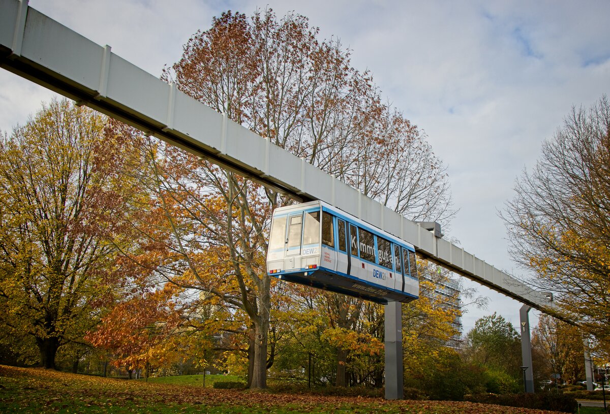 Wagen 1 der Hochbahn Dortmund an der Marie-Curie-Allee (06.11.2021)