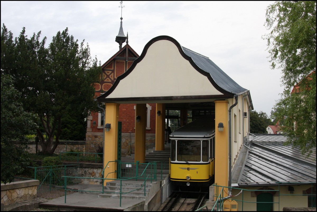 Wagen 1 der Standseilbahn in Dresden Loschwitz in der Bergstation am 22.09.2015.