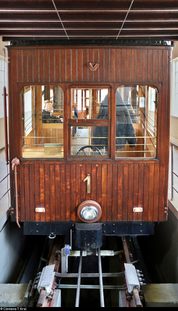 Wagen 1 der Standseilbahn Stuttgart (Stuttgarter Straßenbahnen AG (SSB)) steht in der Bergstation (Waldfriedhof) und beginnt gleich die Fahrt zur Talstation (Südheimer Platz).
Aufgenommen hinter einem Geländer.
[13.3.2020 | 11:46 Uhr]