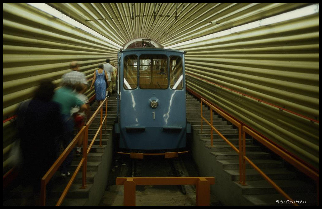 Wagen 1 in der Talstation der Standseilbahn in Heidelberg am 11.08.1989.