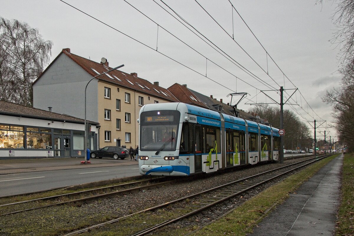 Wagen 101  Wattenscheid  der Bogestra auf der Linie 301 in Gelsenkirchen-Beckhausen (29.12.2021)