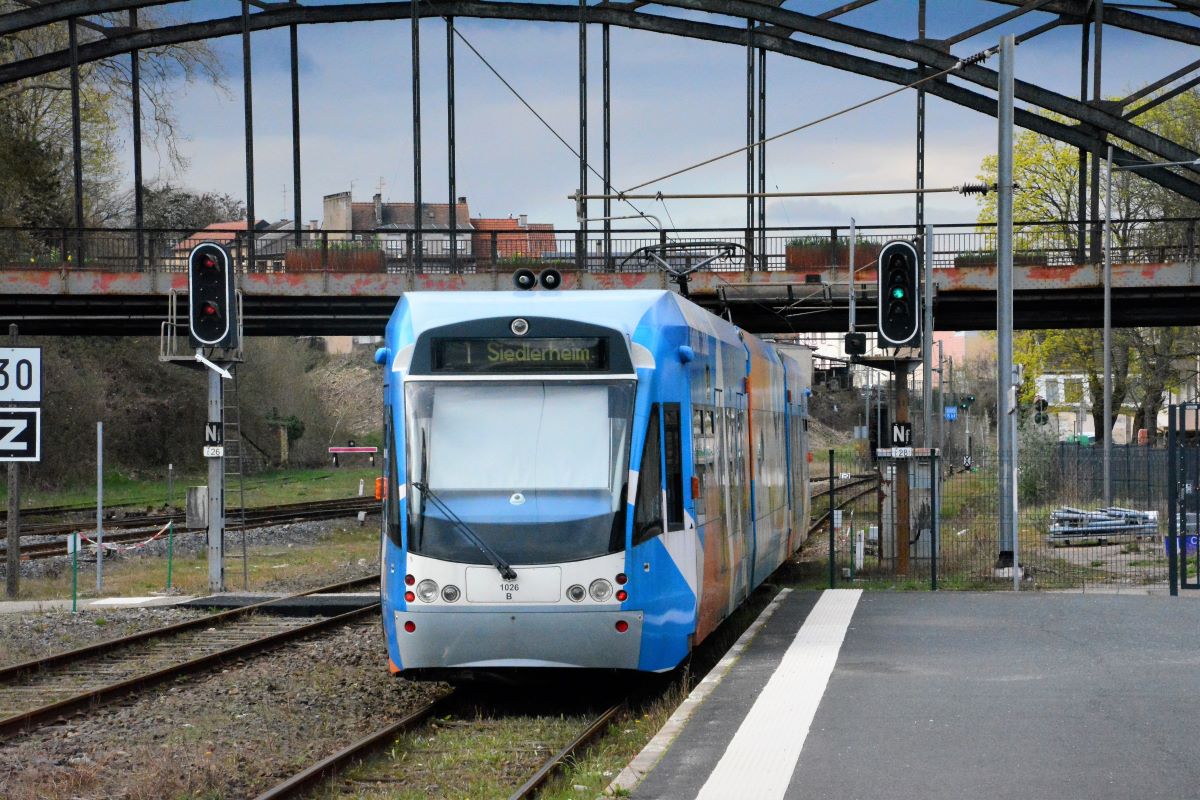 Wagen 1026 der Saarbahn bei der Ausfahrt aus dem Bahnhof von Sarreguemines (Saargemünd).  
Am 7.4.2023 um 17:16 Uhr