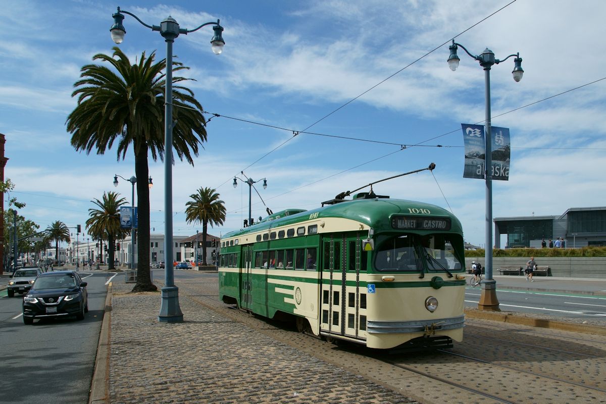 Wagen 1040 ist der letztgebaute PCC in Nordamerika und trägt die Lackierung der San Francisco Municipal Railway. Am 24.5.2019 war er an der Kreuzug The Embarcadero und Battery unterwegs vom Fishermans Wharf nach Castro.