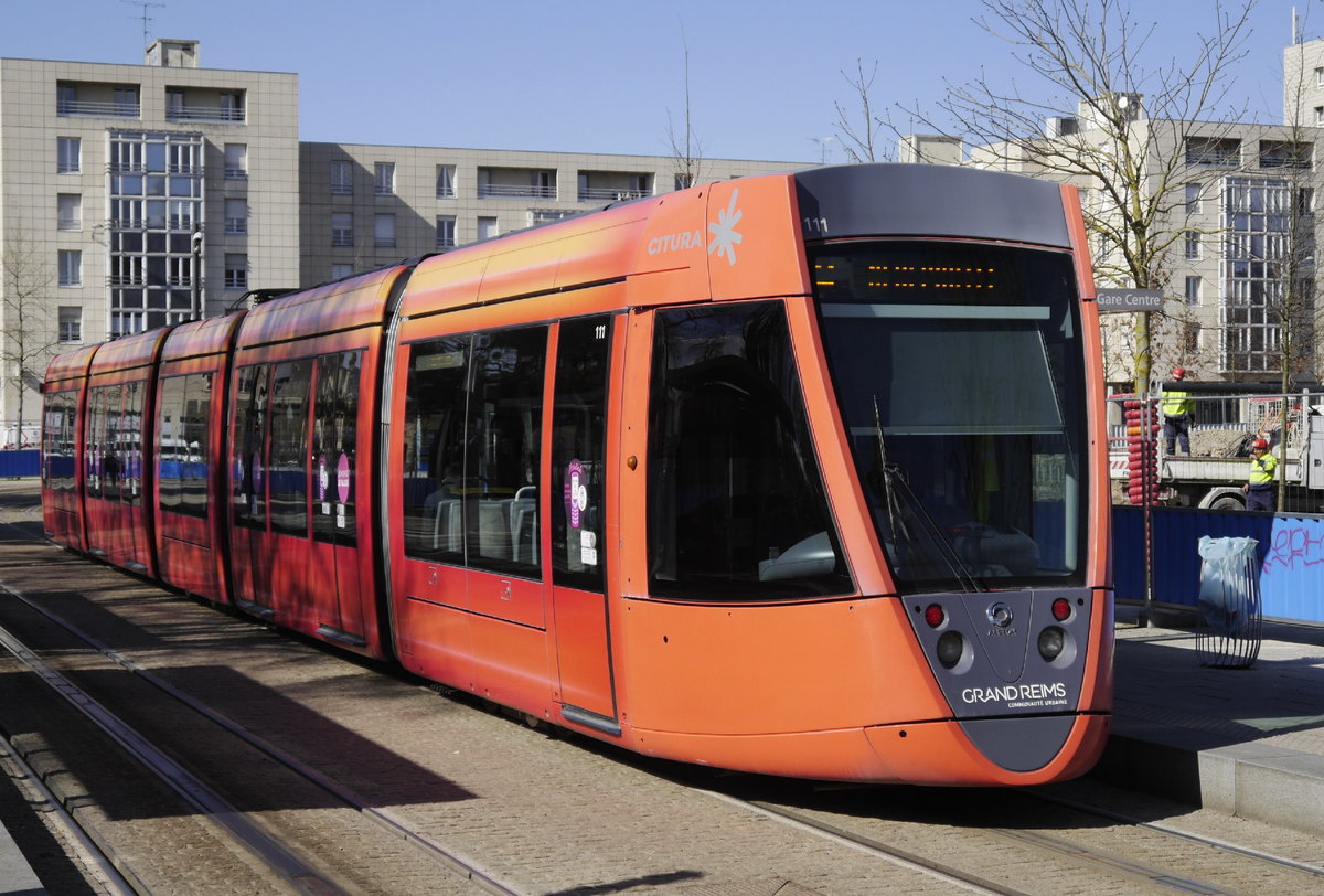 Wagen 111 der Straßenbahn Reims an der Haltestelle Gare (Bahnhof SNCF), die zum APS-Abschnitt gehört. Reims, 20.3.19.
