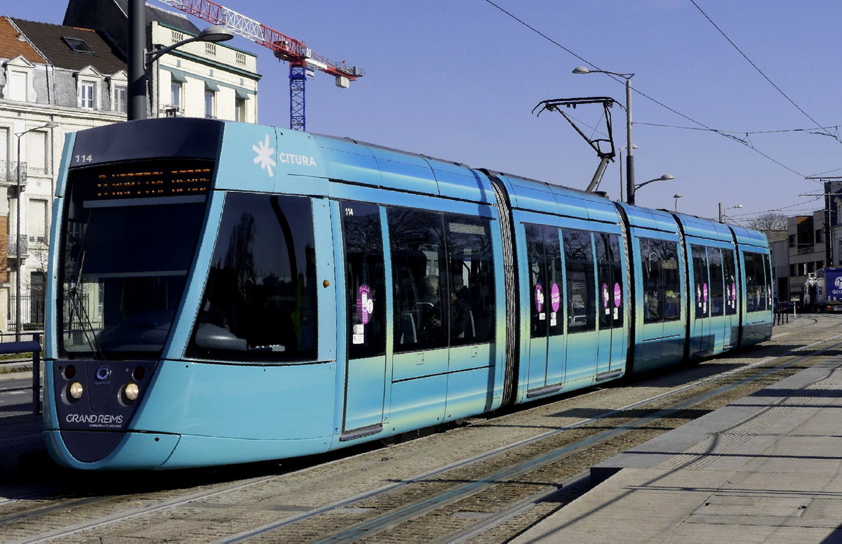 Wagen 114 der Straüßenbahn Reims in der Haltestelle Schneiter. Hier beginnt für die in Richtung Süden fahrenden Züge der 1,9 km lange Abschnitt mit APS-Stromschiene. Der Scherenstromabnehmer wird hier eingezogen, und die beiden Schleifer unter dem Wagenboden übernehmen bis zur Haltestelle Comédie die Energieversorgung. Reims, 20.3.19.