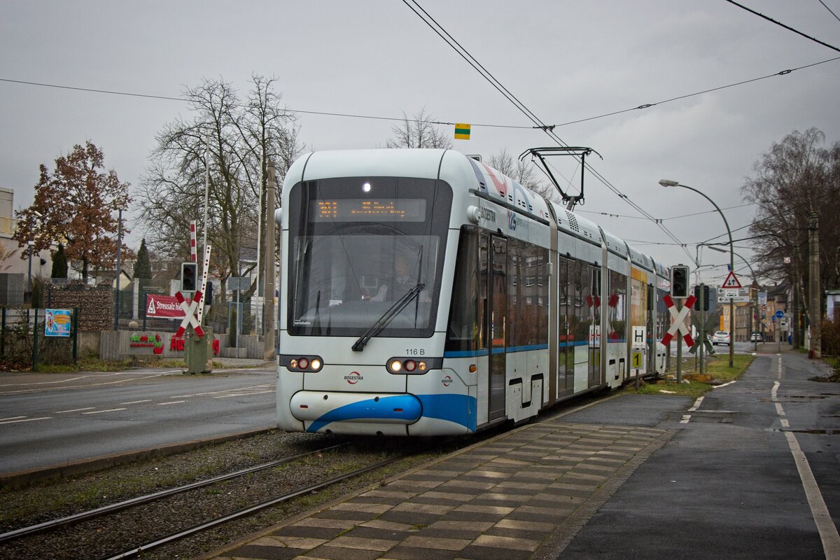Wagen 116 der Bogestra auf der Linie 301 überquert den Bahnübergang am Bahnhof Gelsenkirchen-Buer Süd (29.12.2021)