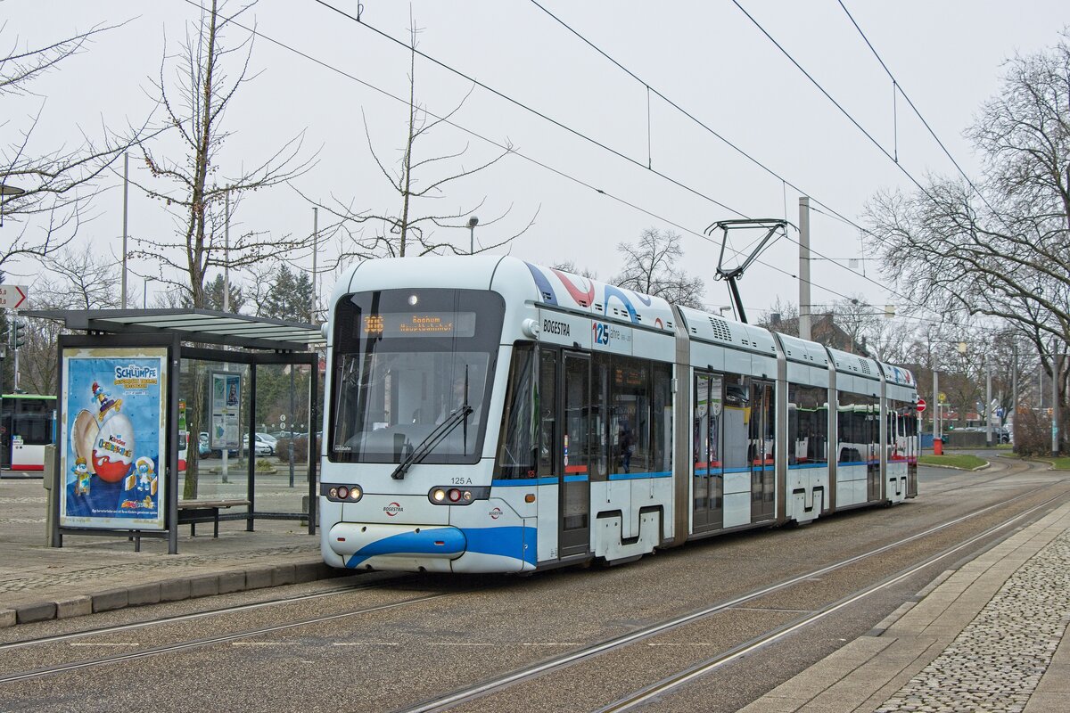 Wagen 125 der Bogestra beginnt seine Fahrt auf der Linie 306 (Wanne-Eickel Hbf, 15.01.2022)