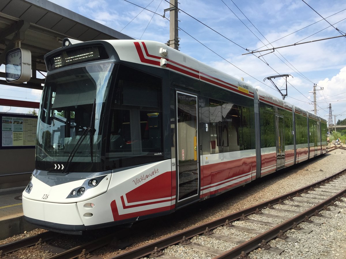 Wagen 126 wartet am 17.06.2018 in Vöcklamarkt auf seine nächste Fahrt zum Attersee.