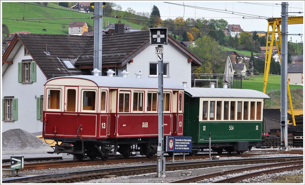 Wagen 13 der Altsttten-Gais-Bahn und ein 3.Klasse Wagen der St.Gallen-Gais-Appenzell Bahn stehen in Appenzell. (21.10.2013) 