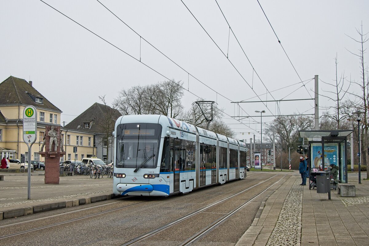 Wagen 130 der Bogestra bei der Einfahrt in die Endhaltestelle Wanne-Eickel Hbf (15.01.2022)