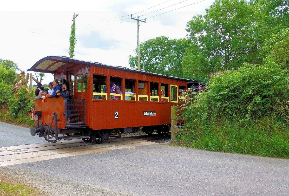 Wagen 14 verschwindet mit einer fröhlichen Schülerschar im Dickicht, Castle Caereinion, 12.Juli 2012. 