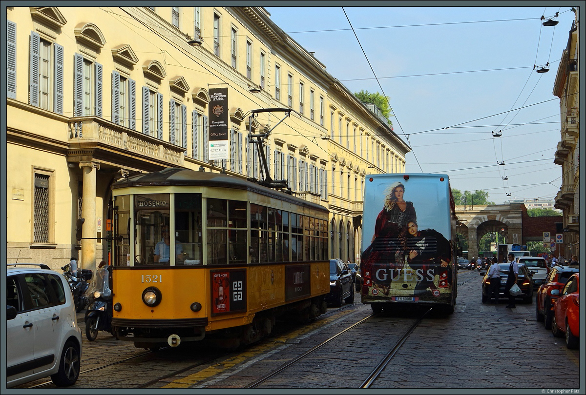 Wagen 1521 ist am 21.09.2018 auf der Linie 1 nach Rosario unterwegs. In den engen Straßen der Altstadt von Mailand kommen die Ventotto-Triebwagen zum Einsatz. Die 1928 bis 1930 gebauten Fahrzeuge sind die ältesten planmäßig eingesetzten Straßenbahnwagen in Europa. 