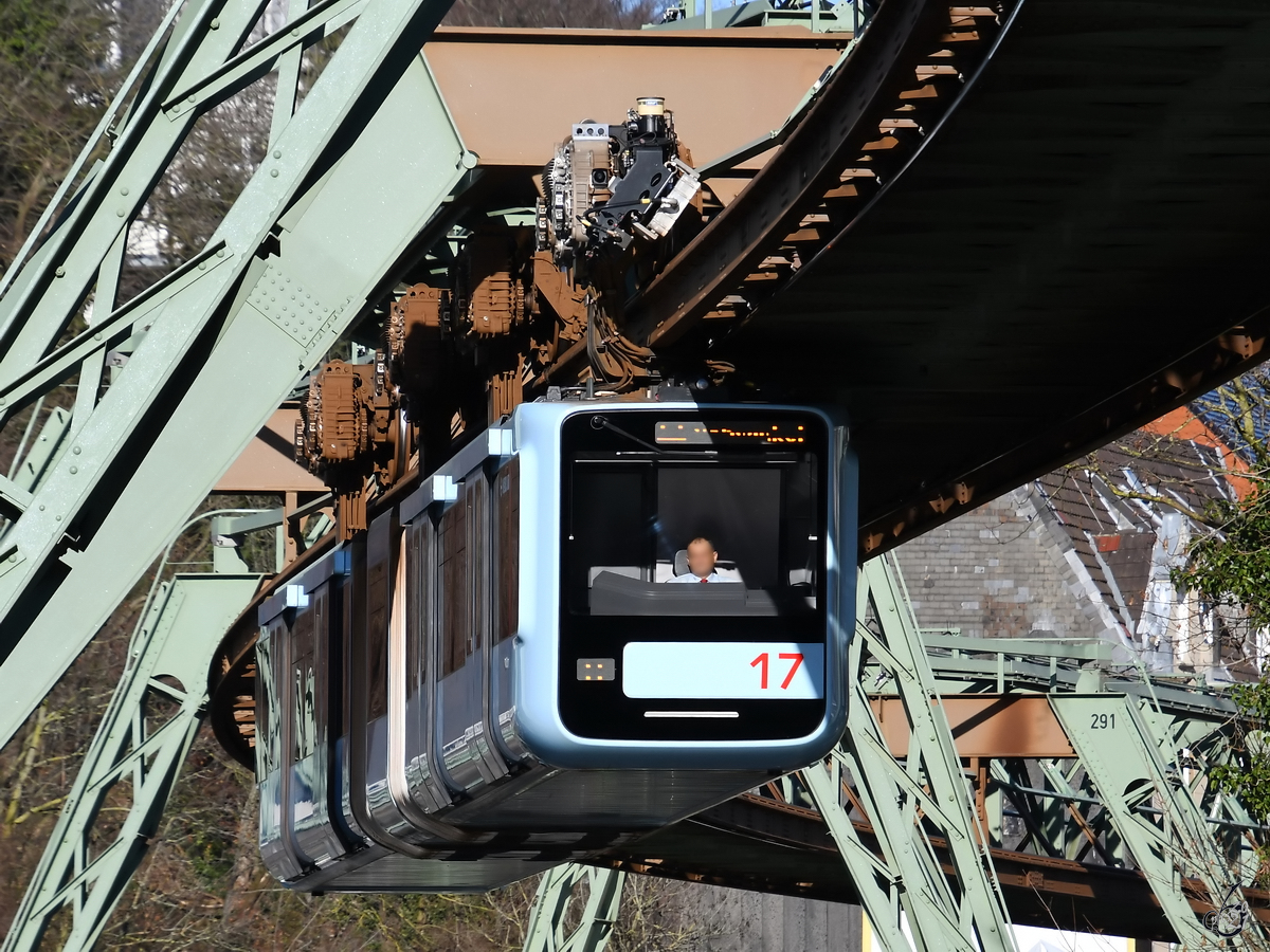 Wagen 17 der aktuell nur am Wochenende verkehrenden Wuppertaler Schwebebahn. (Februar 2021)