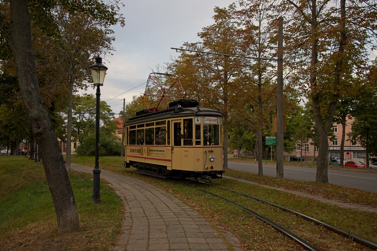 Wagen 17 der Naumburger Straßenbahn wartet auf Sonderfahrt an der Haltestelle Marientor (06.10.2023)